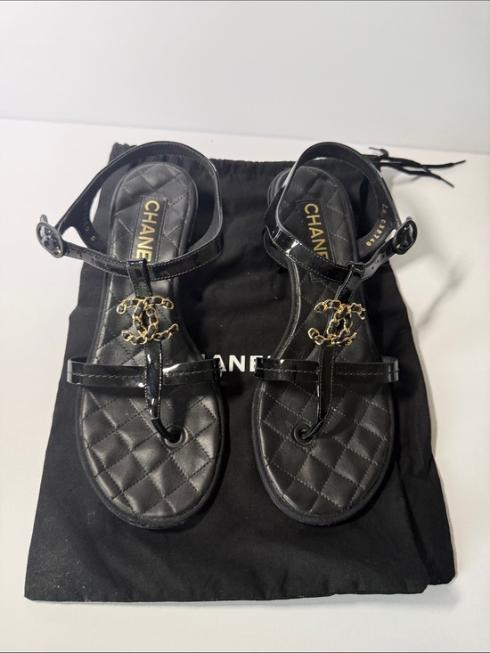 CHANEL Black Quilted Patent Leather T-Strap Sandals with Gold CC Chain main image 6